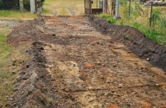 Trwa utwardzanie terenu działki w Zamysłowie