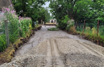 Trwa utwardzanie terenu działki w Zamysłowie