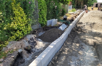 Trwa utwardzanie terenu działki w Zamysłowie