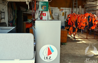 Defibrylator przy jeziorze. LKŻ Sława zakupił sprzęt ratujący życie