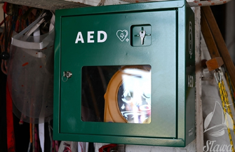 Defibrylator przy jeziorze. LKŻ Sława zakupił sprzęt ratujący życie