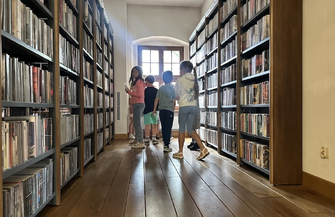 Tajemnicze zniknięcie w bibliotece. Dzieci na tropie szklanego pantofelka
