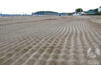 Ciężki sprzęt czyści plaże na ośrodku SCKiW. Dbamy o komfort naszych gości