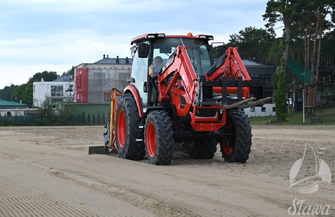 Ciężki sprzęt czyści plaże na ośrodku SCKiW. Dbamy o komfort naszych gości