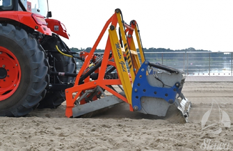 Ciężki sprzęt czyści plaże na ośrodku SCKiW. Dbamy o komfort naszych gości