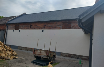 Zakończono remont świetlicy w Starych Drzewcach. Budynek zyskał nowy dach i elewację FOTO