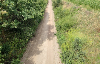 Powstaje ścieżka rowerowa na trasie dawnej kolei. Wykonawca układa już podbudowę