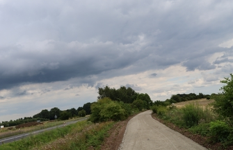 Powstaje ścieżka rowerowa na trasie dawnej kolei. Wykonawca układa już podbudowę