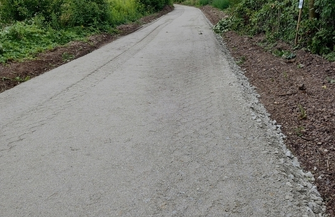 Powstaje ścieżka rowerowa na trasie dawnej kolei. Wykonawca układa już podbudowę