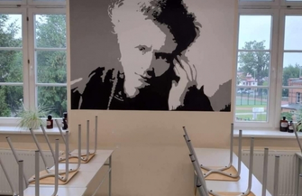 Przemysław Adamowski ozdabia wschowskie liceum. Kolejny mural powstał w bibliotece