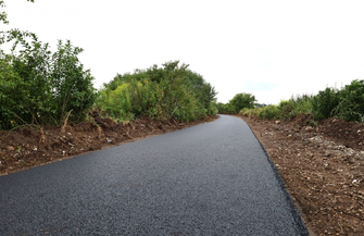 Trasa na nieczynnej linii kolejowej nabiera kształtu. Trwa układanie asfaltu FOTO