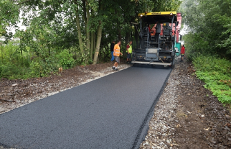 Trasa na nieczynnej linii kolejowej nabiera kształtu. Trwa układanie asfaltu FOTO