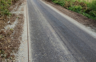 Trasa na nieczynnej linii kolejowej nabiera kształtu. Trwa układanie asfaltu FOTO