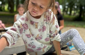 Wschowska biblioteka przeniosła baśnie do Parku Wolsztyńskiego. Dzieci malowały i wymieniały się książkami