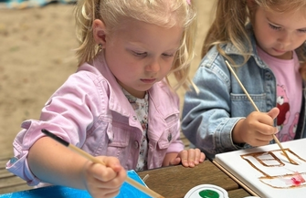 Wschowska biblioteka przeniosła baśnie do Parku Wolsztyńskiego. Dzieci malowały i wymieniały się książkami