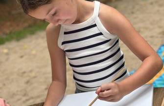 Wschowska biblioteka przeniosła baśnie do Parku Wolsztyńskiego. Dzieci malowały i wymieniały się książkami