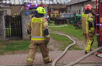 Płonęła stodoła z maszynami rolniczymi i słomą. Duża akcja straży w Krzepielowie FOTO