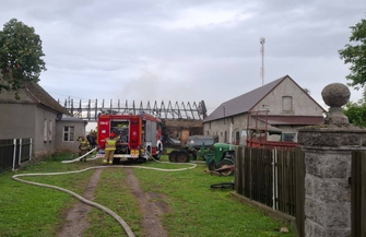 Płonęła stodoła z maszynami rolniczymi i słomą. Duża akcja straży w Krzepielowie FOTO