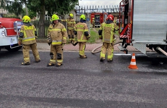 Płonęła stodoła z maszynami rolniczymi i słomą. Duża akcja straży w Krzepielowie FOTO