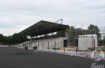 Stadion w Sławie nabiera ostatecznych kształtów. Układają kostkę i wykańczają wnętrza