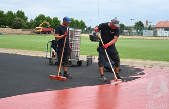 Stadion w Sławie nabiera ostatecznych kształtów. Układają kostkę i wykańczają wnętrza