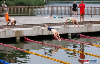 Pływackie zmagania w Lginiu. Dyrektor CKiR stanął do rywalizacji z młodzieżą FOTO