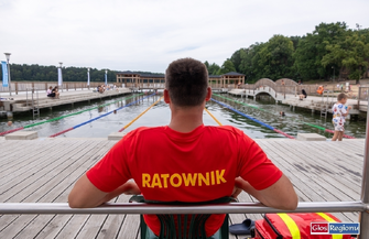 Pływackie zmagania w Lginiu. Dyrektor CKiR stanął do rywalizacji z młodzieżą FOTO