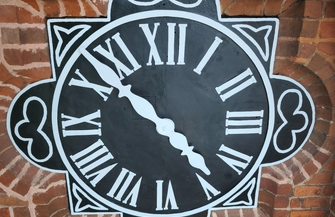 Wykonawca z własnej inicjatywy odnowił tarczę zegara. Trwa renowacja kościoła w Lginiu