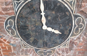 Wykonawca z własnej inicjatywy odnowił tarczę zegara. Trwa renowacja kościoła w Lginiu