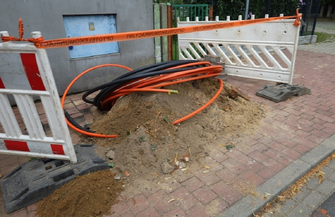 Orange układa światłowód w Szlichtyngowej. Prace na Dworcowej i Wolności