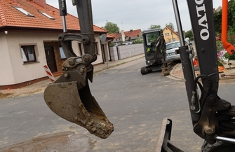 Orange układa światłowód w Szlichtyngowej. Prace na Dworcowej i Wolności