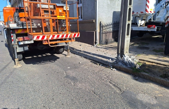 Utrudnienia na ul. Księdza Kostki nawet do południa. Samochód uderzył w słup energetyczny