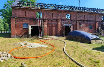 Strażacy w akcji przy Obrońców Warszawy. Płonął opuszczony budynek