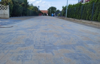 Kostka betonowa zastąpiła kruszywo. Mieszkańcy Goli mają nową drogę
