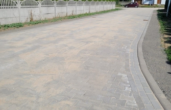 Kostka betonowa zastąpiła kruszywo. Mieszkańcy Goli mają nową drogę