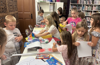 Baśniowy świat ożył we wschowskiej bibliotece. Dzieci stworzyły magiczne rekwizyty