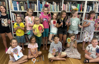 Baśniowy świat ożył we wschowskiej bibliotece. Dzieci stworzyły magiczne rekwizyty