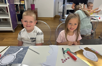 Baśniowy świat ożył we wschowskiej bibliotece. Dzieci stworzyły magiczne rekwizyty