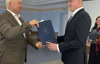 Ośmioro nauczycieli z powiatu wschowskiego awansowało. Starosta wręczył akty mianowania