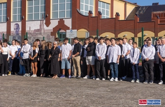 Rok szkolny rozpoczęty. W Staszicu do szkolnych ławek wróciło blisko 700 uczniów ZDJĘCIA