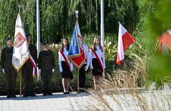Sława upamiętniła 86. rocznicę wybuchu II wojny światowej. Delegacje złożyły kwiaty pod pomnikiem