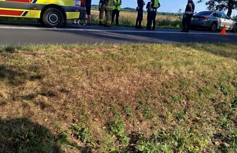 W rowie dachował samochód z matką i dzieckiem. Groźne zdarzenie na trasie Krzepielów - Głogów
