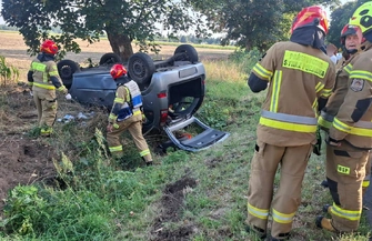 W rowie dachował samochód z matką i dzieckiem. Groźne zdarzenie na trasie Krzepielów - Głogów