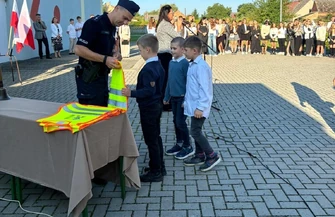 Kamizelki dla pierwszaków pogadanki i patrole przy szkołach. Tak policja dba o uczniów w powiecie