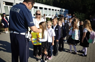 Kamizelki dla pierwszaków pogadanki i patrole przy szkołach. Tak policja dba o uczniów w powiecie