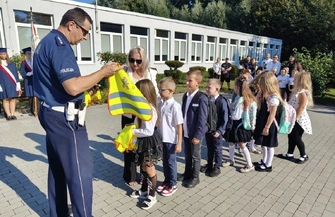 Kamizelki dla pierwszaków pogadanki i patrole przy szkołach. Tak policja dba o uczniów w powiecie