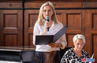 Narodowe Czytanie w Staszicu. Wicestarosta wraz z uczniami i nauczycielami czytał dzieła Kochanowskiego