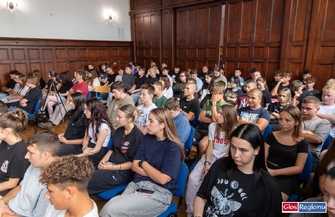 Narodowe Czytanie w Staszicu. Wicestarosta wraz z uczniami i nauczycielami czytał dzieła Kochanowskiego