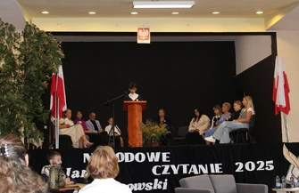 Narodowe Czytanie w Szlichtyngowej. Elżbieta Romanowska czytała Kochanowskiego z mieszkańcami