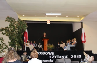 Narodowe Czytanie w Szlichtyngowej. Elżbieta Romanowska czytała Kochanowskiego z mieszkańcami